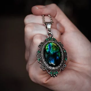 DRAHOKAMY AKO TALIZMANY ČI AMULETY DRAHOKAMY AKO TALIZMANY ČI AMULETY