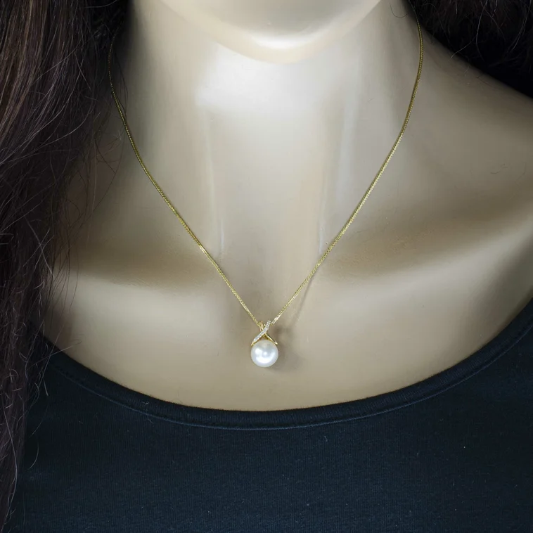 GOLDIE Zlatý prívesok s diamantmi a morskou Akoya LPE609.PA GOLDIE Zlatý prívesok s diamantmi a morskou Akoya LPE609.PA