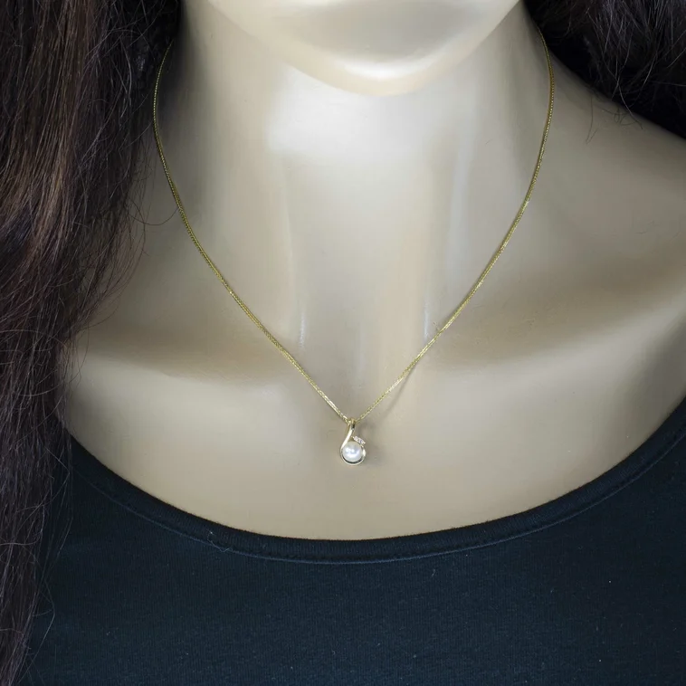 GOLDIE Zlatý prívesok s diamantmi a sladkovodnou perlou LPE607.PA GOLDIE Zlatý prívesok s diamantmi a sladkovodnou perlou LPE607.PA